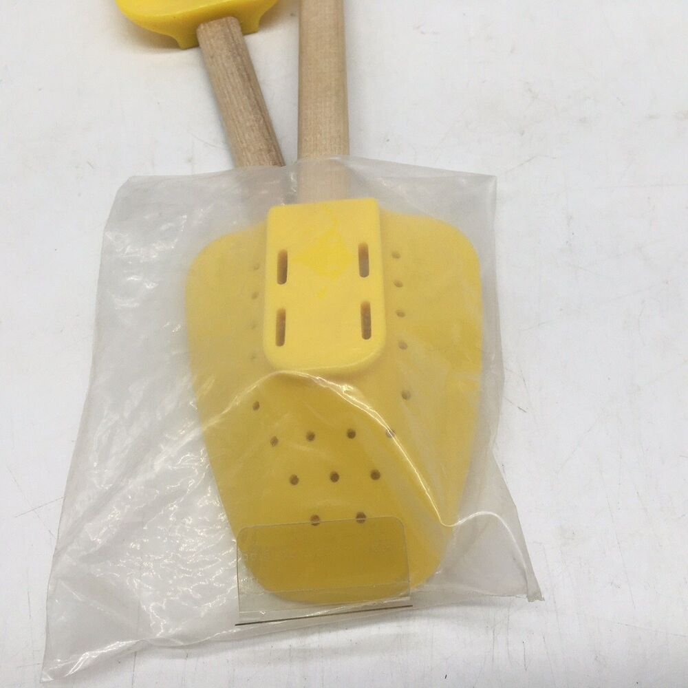 Le Creuset Silicone Spatulas Red Yellow Beech Wood Handle Set of 2 Never Used - Picture 6 of 10